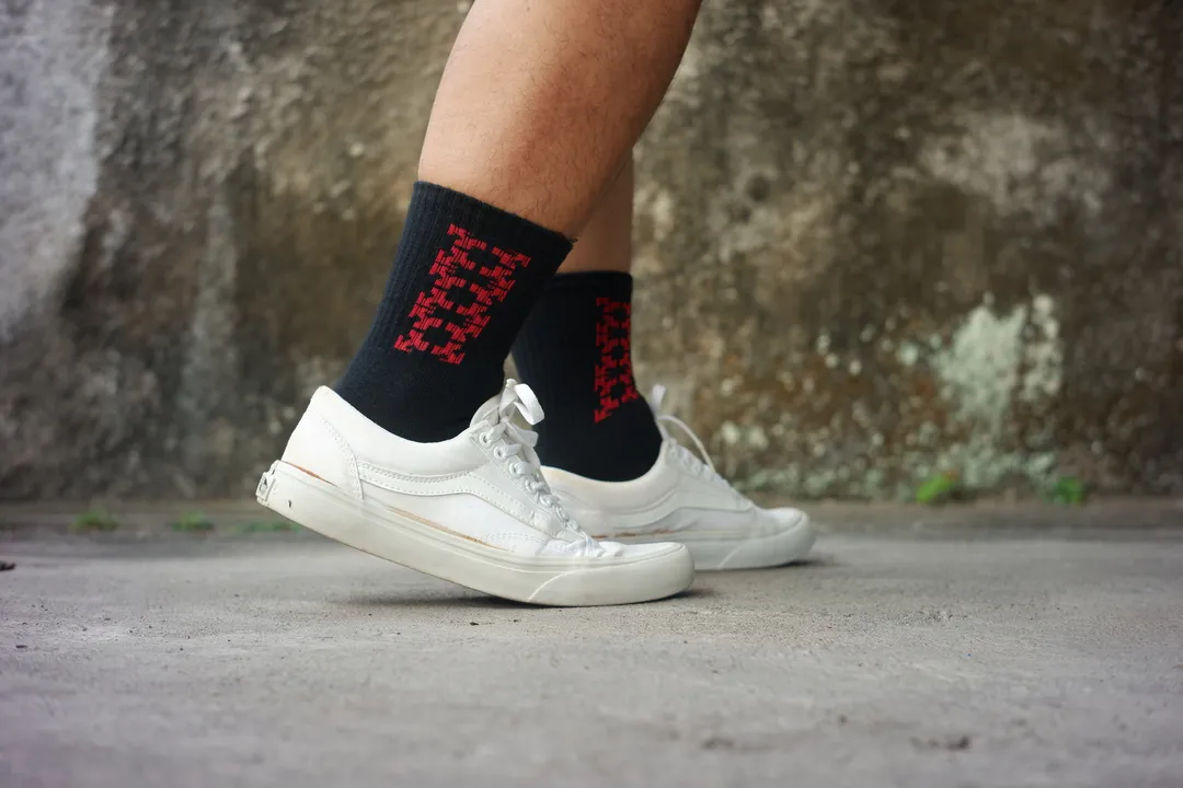 kk motif arrow-red hitam