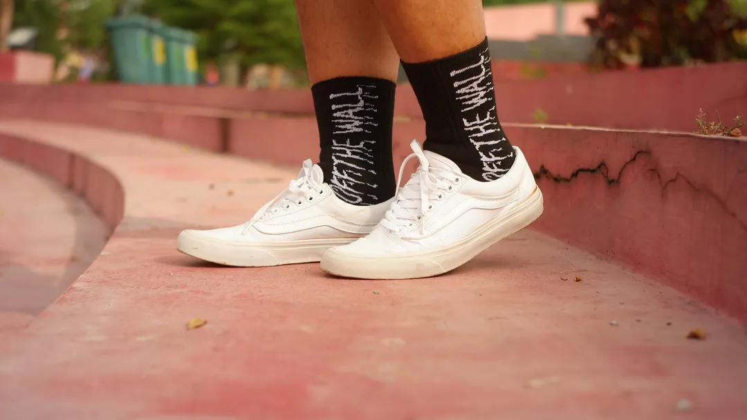 kk motif off the wall hitam